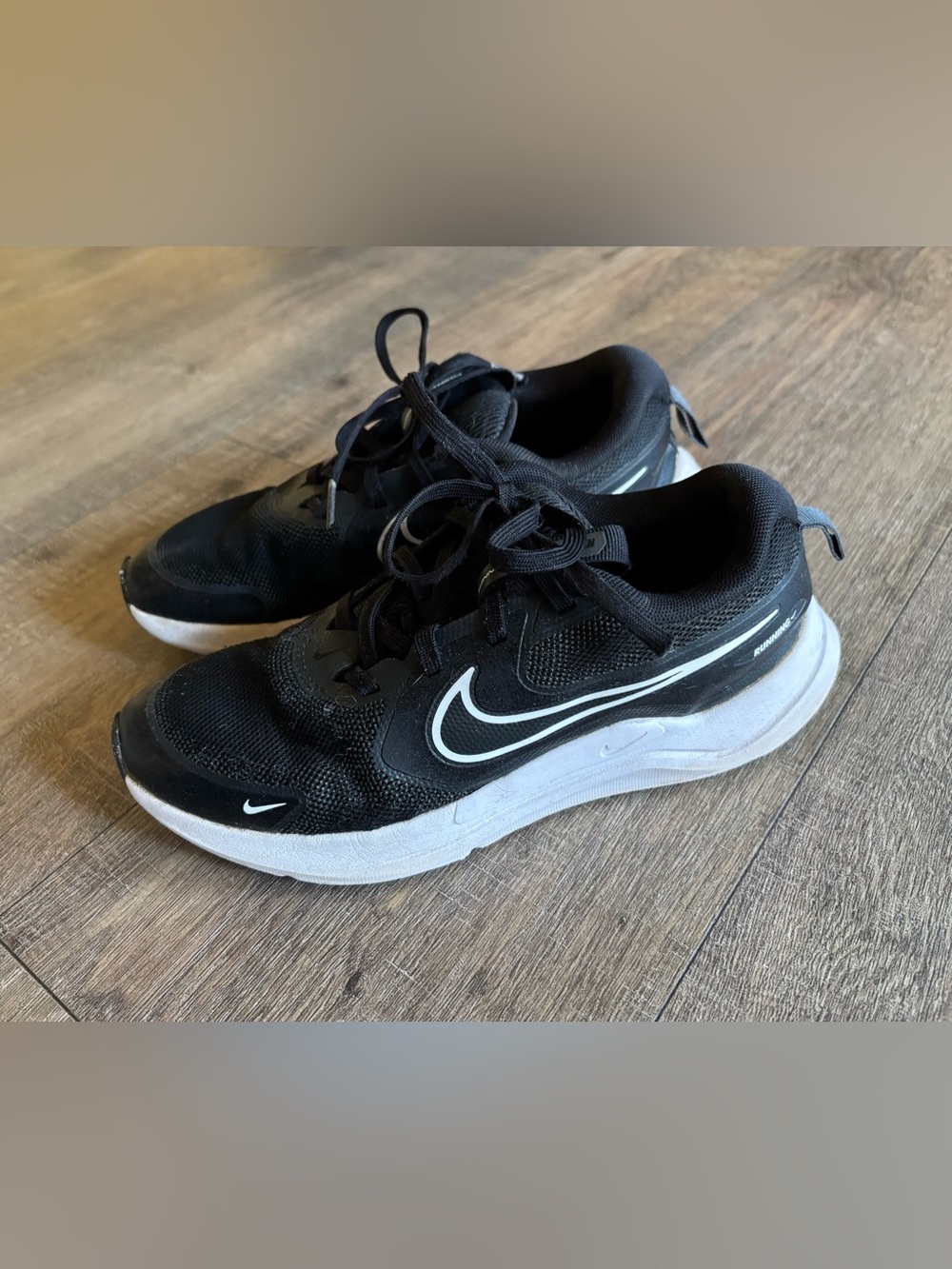 Nike Boys Size 4 Black and White Cosmic Runner Athletic Shoes